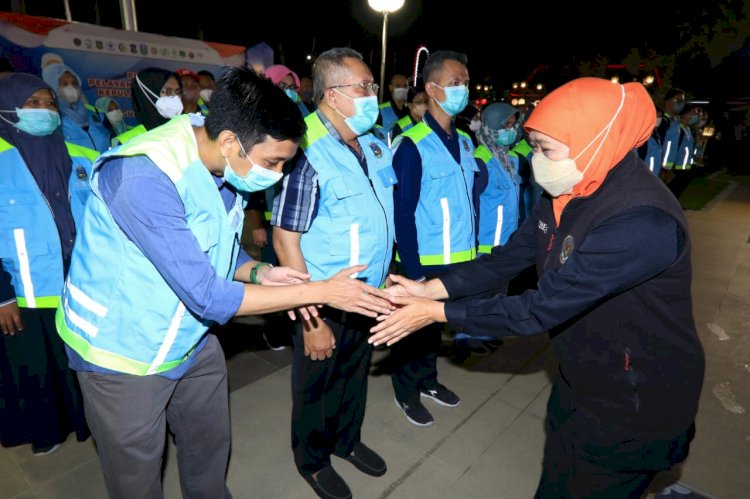 Khofifah Indar Parawansa menyalami tim tenaga kesehatan yang akan dikirim ke Pulau Kangean, Sumenep/Ist