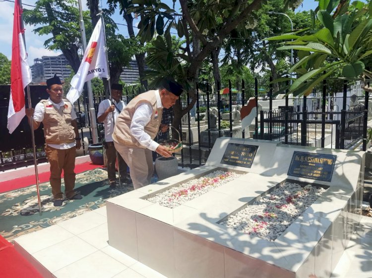 Bambang Haryo menabur bunga di makam Bung Tomo/RMOLJatim