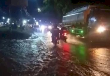 Banjir yang terjadi di Kalibaru Banyuwangi akibatkan KA Tawangalun gagal berangkat sesuai jadwal/repro