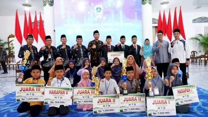 Pemenang festival keagamaan Musabaqah Tilawatil Quran (MTQ) Tahun 2022 yang akan digelar di Pendopo Muda Graha foto bersama Bupati Madiun H Ahmad Dawami / ist.