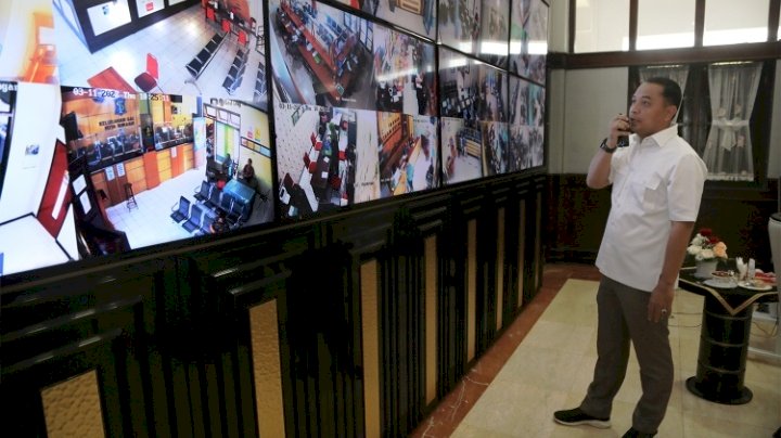 Teks foto: Wali Kota Eri memantau kinerja pelayanan OPD dengan monitor besar yang ada di ruang kerjanya/ist