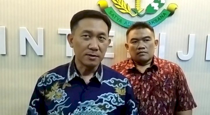 Kajari Surabaya Danang Suryo Wibowo didampingi Kasi Intelijen Khristiya Lutfiasandhi saat memberikan keterangan pers/RMOLJatim