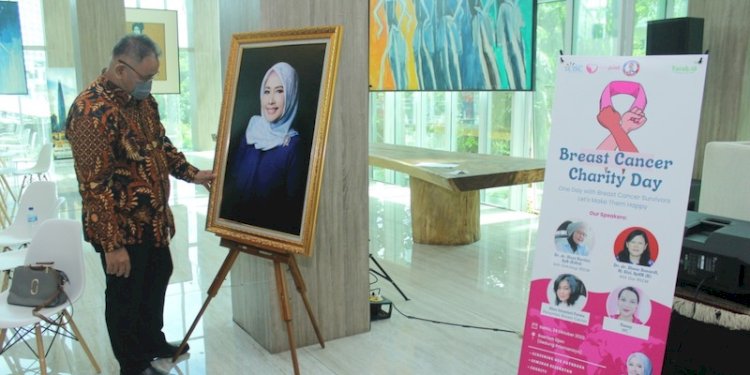 CEO RMOL Network Teguh Santosa saat memandangi gambar mendiang istrinya, Intansari Fitri/RMOL