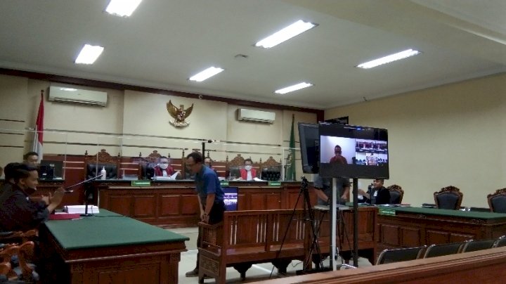 Teks foto: Lurah Pradah Kali Kendal, Hajar Sulistyono usai bersaksi/RMOLJatim