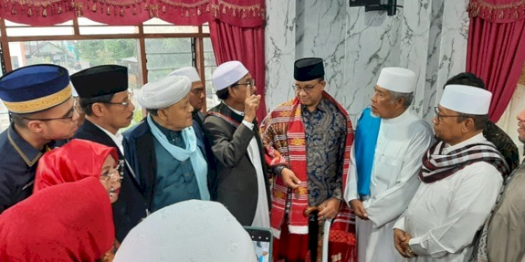 Anies Baswedan bersama pengasuh pondok pesantren Al Kautsar Al Akbar, Syekh Ali Akbar Marbun/RMOLSumut