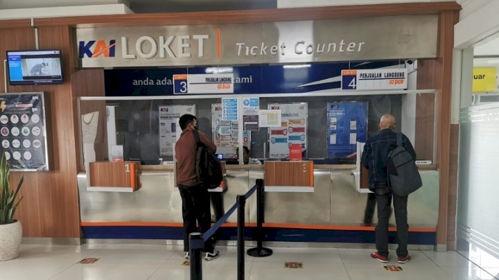 Keterangan foto: Calon penumpang di loket stasiun kereta api Madiun / ist