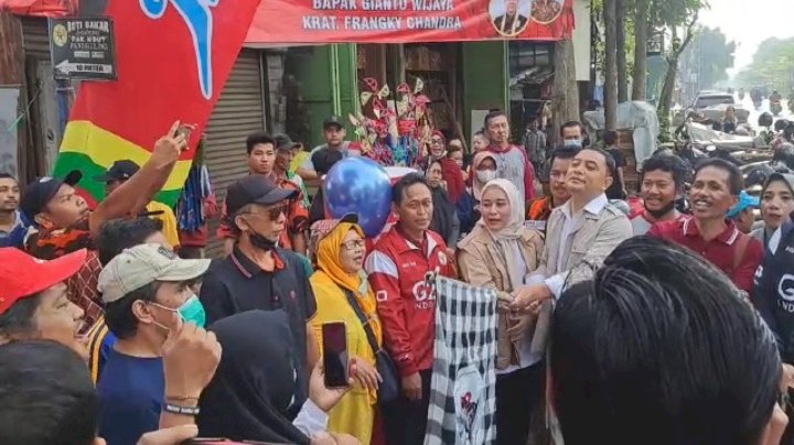 Teks foto: Wali Kota Eri bersama Ajeng Wira Wati Berangkatkan Jalan Sehat dan Karnaval/RMOLJatim