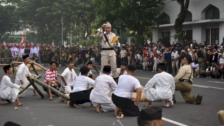 Teks foto: Wali Kota Eri memerankan sosok pejuang kobarkan semangat pertempuran rakyat Surabaya lawan tentara sekutu/RMOLJatim