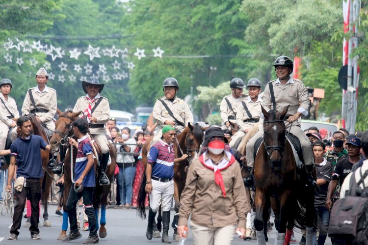 Wali Kota Eri Cahyadi dan Wakil Walikota Armudji beserta jajaran Forkopimda Surabaya menunggangi kuda di Parade Surabaya Juang/RMOLJatim