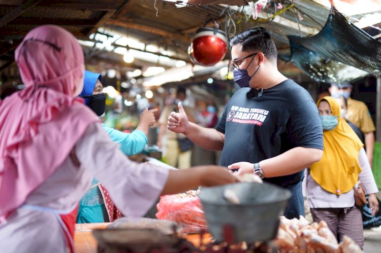 Bupati Kediri Hanindhito Himawan Pramana cek harga kebutuhan pokok di pasar/Ist