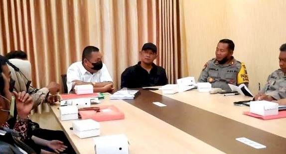 Ketua KRPK, Moh. Trijanto dan mantan Kajari Blitar, M Amrullah saat bermediasi dengan Polres Blitar/Ist