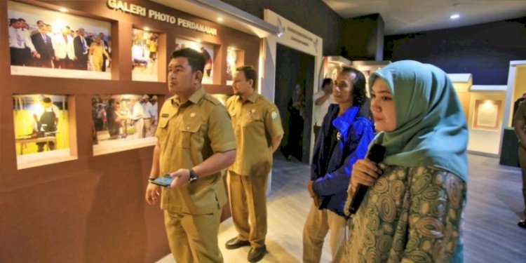 Kadisbupar Aceh, Almuniza Kamal, saat melihat pameran di Meseum Tsunami Aceh/Ist