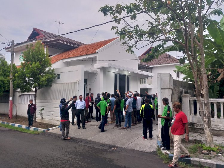 Kelompok masyarakat Kota Probolinggo saat menghalau Greenpeace supaya putar balik di sebuah rumah singgah/RMOLJatim