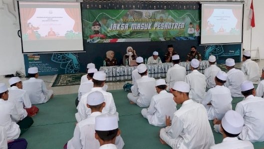 Edukasi hukum di Pondok Pesantren Assalafi al Fithrah, Kenjeran Surabaya/RMOLJatim