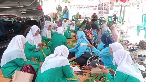 Pelatihan membuat tas anyaman 