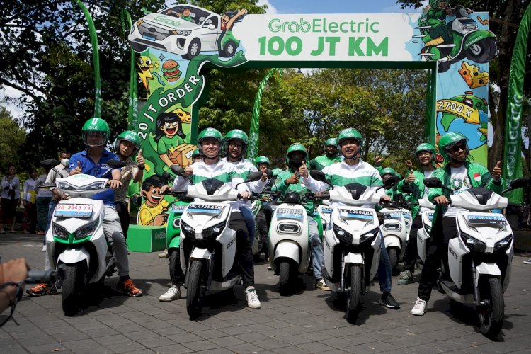 resident of Grab Indonesia Ridzki Kramadibrata (baris depan, kanan kedua) bersama Director of East Indonesia, Grab Indonesia, Halim Wijaya (baris depan, kiri kedua) yang didampingi oleh Country Managing Director of Grab Indonesia Neneng Goenadi (dibonceng) mengikuti konvoi kendaraan listrik/ist