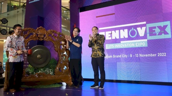 Teks foto: Wali Kota Eri menghadiri pembukaan Pameran Inovasi Teknologi atau ITS Innovation Expo “TennovEx 2022” di Atrium Grand City Surabaya/ist
