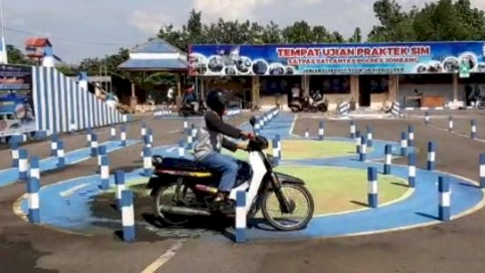 Poto - Peserta saat latihan uji sim di Satlantas Polres Jombang/RMOLJatim