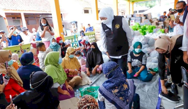 Gubernur Khofifah saat menyapa warga terdampak banjir bandang Kalibaru, Banyuwangi/Ist