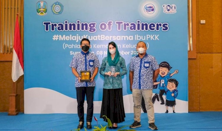 Ketua TP PKK Provinsi Jatim, Arumi Bachsin hadir di acara program training of trainers/ist