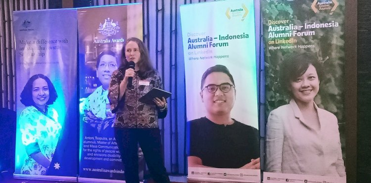 Fiona Hugart saat menyampaikan sambutan di hadapan alumni Australia di ruang Cafe Lavender Hotel Aston Jember/RMOLJatim