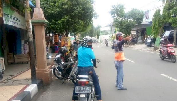 Petugas Parkir di Kota Tuban saat mengatur arus lalu lintas/RMOLJatim