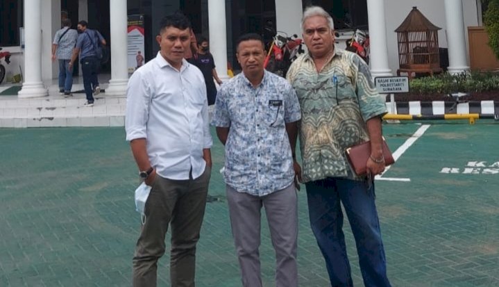 Jan Labobar (kanan) bersama Jurian Salamena dan Marsekan Ibrahim usai diperiksa penyidik Jatanras Polrestabes Surabaya/Ist 