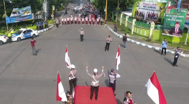 Para pengendara mengheningkan cipta kenang dan teladani pahlawan di jalan ki hajar dewantara Jombang/rmoljatim