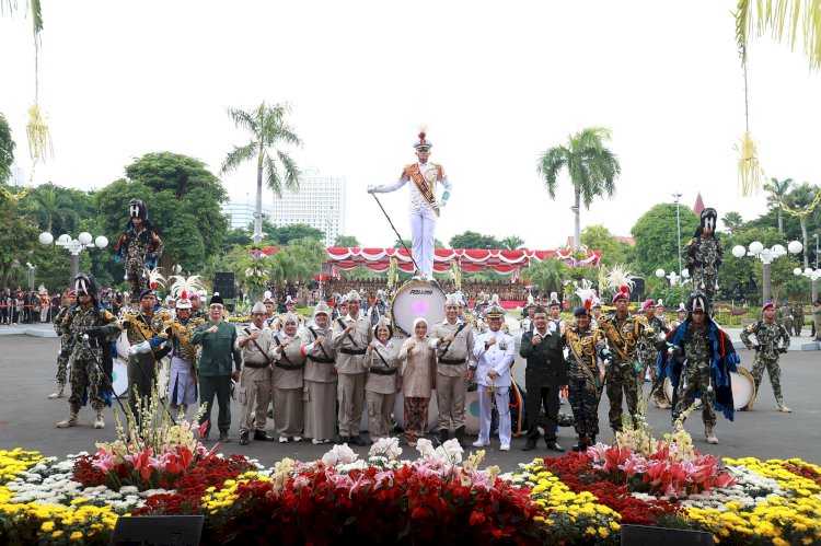 Petugas Gabungan ikut meriahkan penyelenggaran upacara Hari Pahlawan di halaman Balai Kota Surabaya/ist