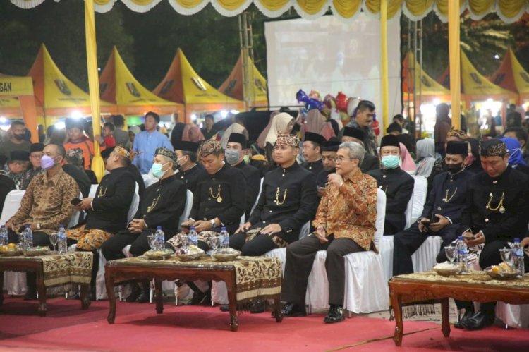 Pertunjukan Wayang Kulit di Alun Alun Tuban Dalam  Rangka HJT ke 729 ( Atmo/RMOL jatim.id 