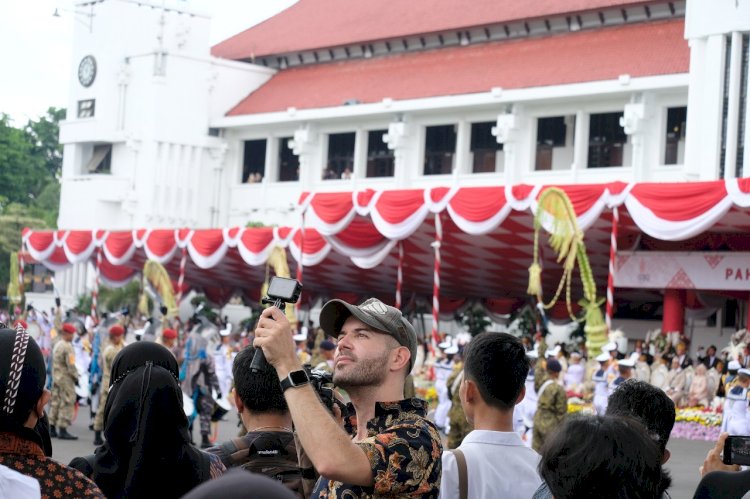 WNA Jerman menyaksikan prosesi upacara peringatan Hari Pahlawan/ist