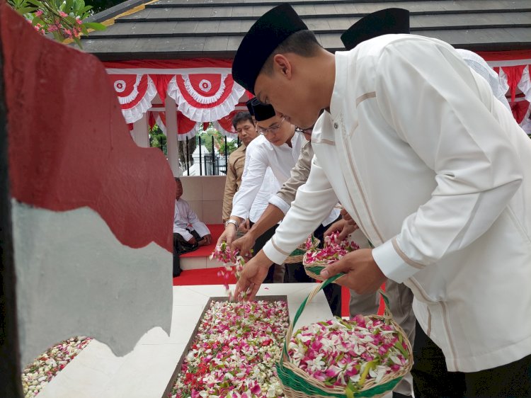  Ketua DPC Gerindra Surabaya, Cahyo Harjo Prakoso saat tabur bunga di Makam Bung Tomo/RMOLJatim 