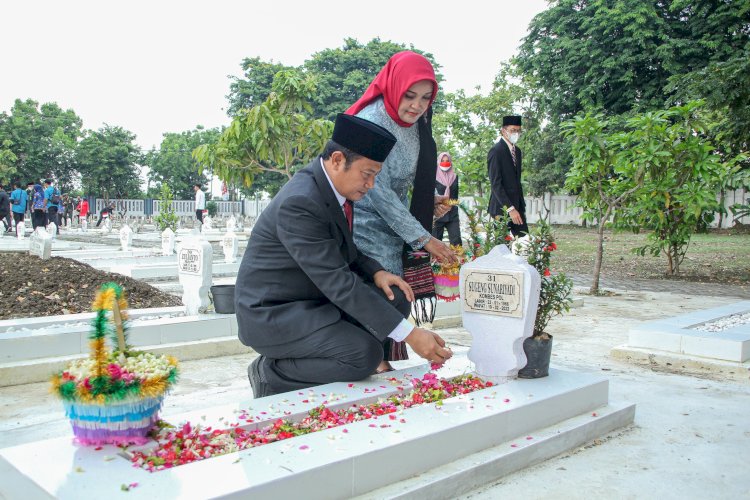  Bupati Lamongan Yurohnur Efendi Saat Upacara Peringatan Hari Pahlawan Nasional 2022