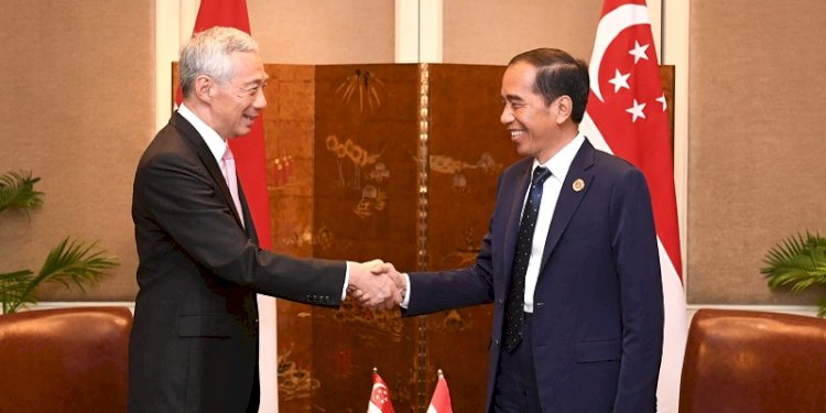 Perdana Menteri Singapura Lee Hsien Loong dan Presiden Joko Widodo bertemu di sela-sela KTT ASEAN di Hotel Sofitel, Phnom Penh, Kamboja pada Kamis (10/11)/Net