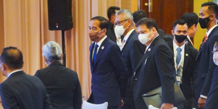 Menko Perekonomian Airlangga Hartarto saat mendampingi Presiden Joko Widodo/Net