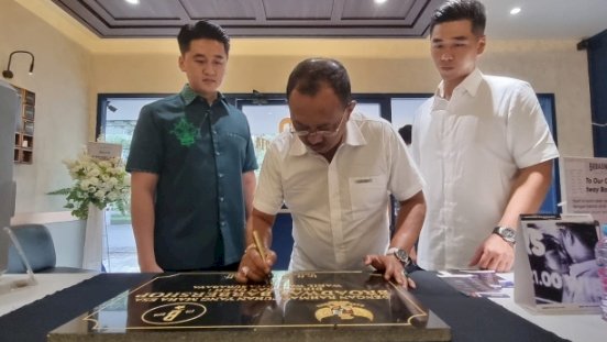 Teks foto: Wakil Wali Kota Surabaya Armuji meresmikan Broadway Barbershop cabang ke-6 di kompleks Perum Kris Kencana, Mayjend Sungkono/RMOLJatim