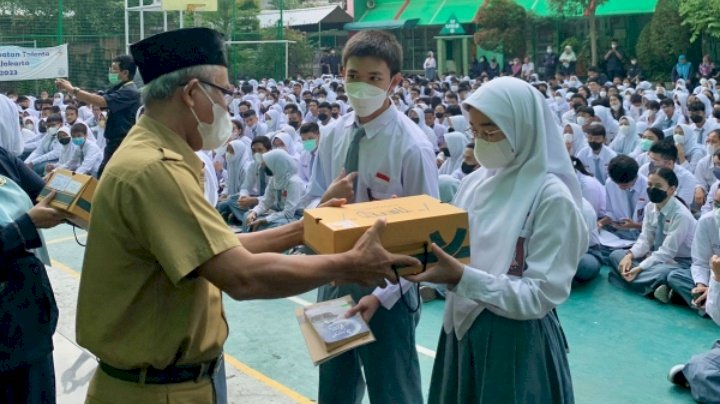 Caption : Pemberian sepatu Ardiles Khusus untuk siswa berprestasi di SMAN 68 dan SMPN 273 Jakarta.