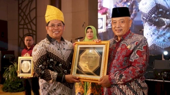 Bupati Malang, Drs. H. M. Sanusi, M. M (Kanan Memakai Peci Hitam) saat menerima penghargaan di APERSI Award/Ist