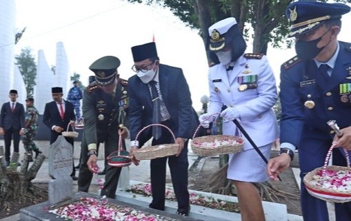  Wali Kota Malang, Drs. H. Sutiaji saat tabur bunga bersama Jajaran Forkopimda Plus di TMP/Ist