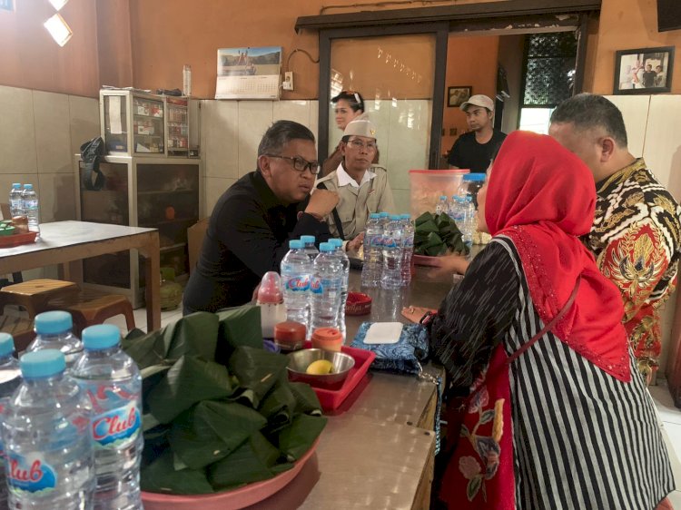 Hasto Kristiyanto saat menikmati kuliner Jatim 