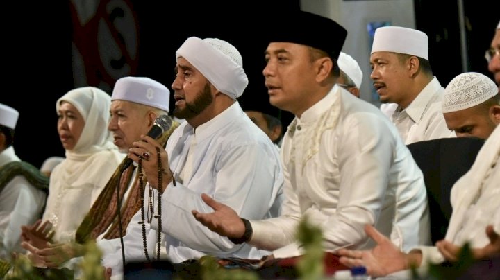 Teks foto: Al Habib Syech bin Abdul Qodir Assegaf bersama Wali Kota Eri saat kegiatan "Surabaya Bersholawat"/ist