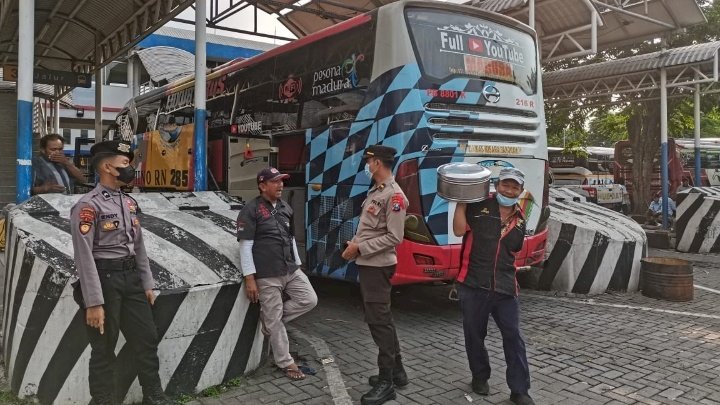 Petugas saat operasi di terminal Purabaya 