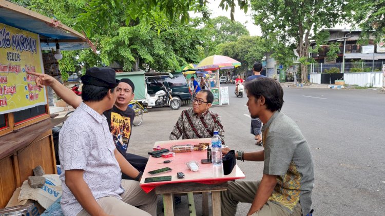 Faisol Riza saat turun ke PKL dengan membeli bahan yang di jual oleh PKL. /RMOL Jatim