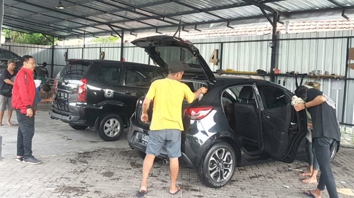 Teks foto: Cuci mobil di pelataran Manyar Surabaya/RMOLJatim