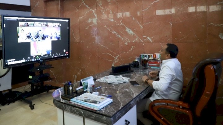 Teks foto: Wali Kota Eri memantau kegiatan “Sambat nang Cak Eri” digelar di seluruh kantor kecamatan, kelurahan, hingga OPD/ist