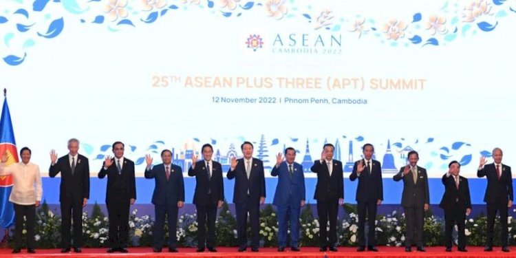  Presiden Joko Widodo beserta pemimpin ASEAN Plus Three pada KTT ke-25 APT di Hotel Sokha, Phnom Penh, Sabtu (12/11)/Net