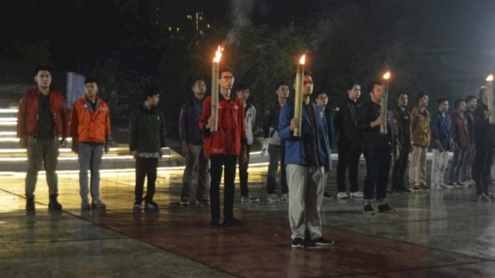 Obor sebagai tanda perenungan suci peringatan Hari Pahlawan yang digelar Mahasiswa ITS di TMP Surabaya/Ist