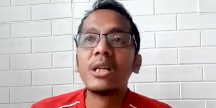 Mantan anggota TGIPF Kanjuruhan/Koordinator Save Our Soccer Akmal Marhali saat menjadi narasumber rilis survei Indikator bertajuk Tragedi Kanjuruhan dan Reformasi PSSI, secara virtual, Minggu (13/11)/Repro