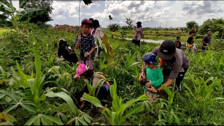 Penanaman bibit pohon di Wiyung Surabaya 