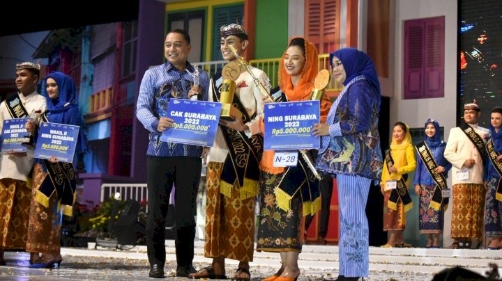 Teks foto: Grand Final Cak dan Ning 2022 kenalkan motif batik khas UMKM Surabaya/ist